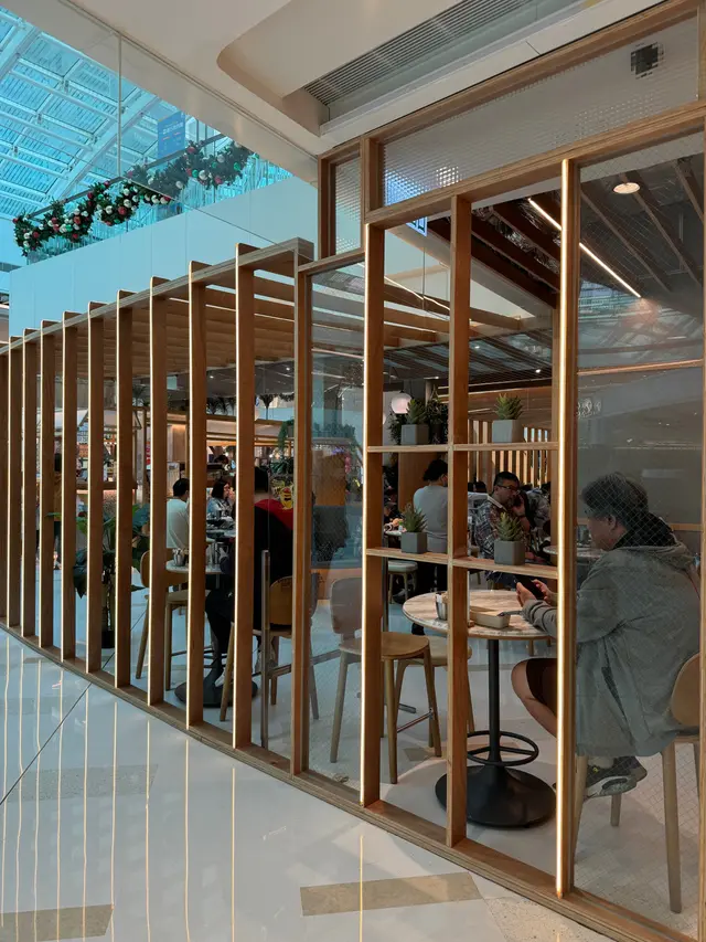 以木質元素，一條條垂直的木條巧妙地連接著一條條LED燈，營造出迷人的光影效果。
這樣的設計不僅能增添溫暖感，更能營造出自然的氛圍，為空間帶來更多舒適和和諧的感受。