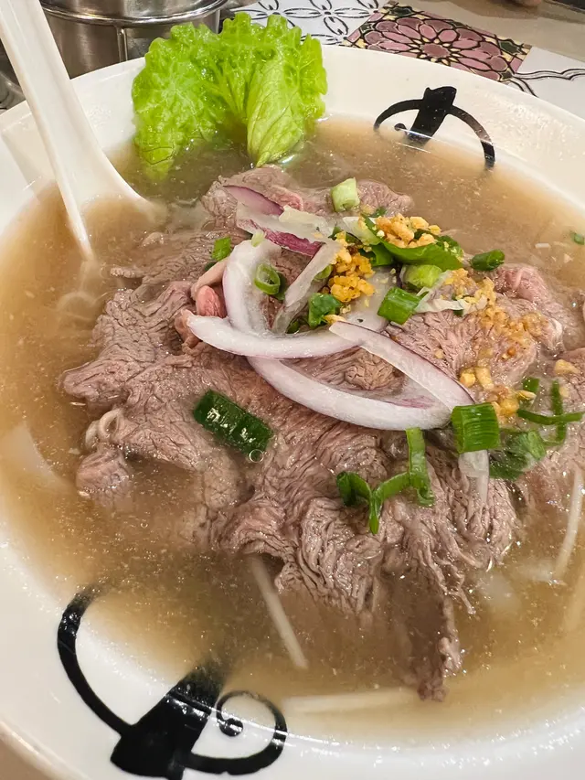 越式生牛肉牛骨湯河粉