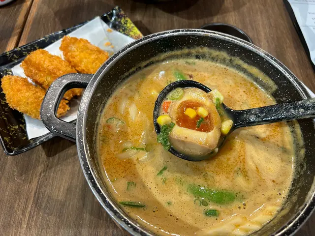 剛上枱時，流心蛋是沉於湯中