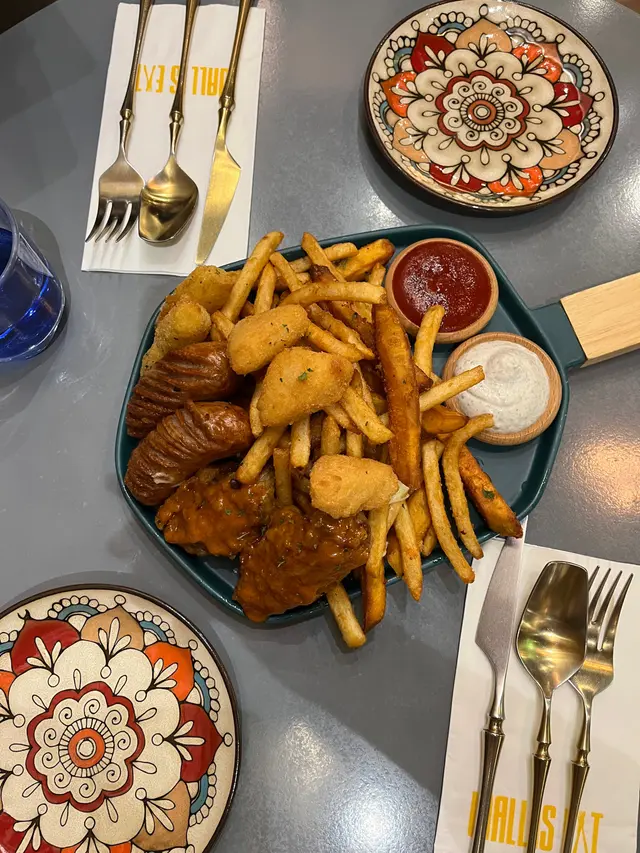 牆城小食拼盤(小)配自家製蛋黃醬