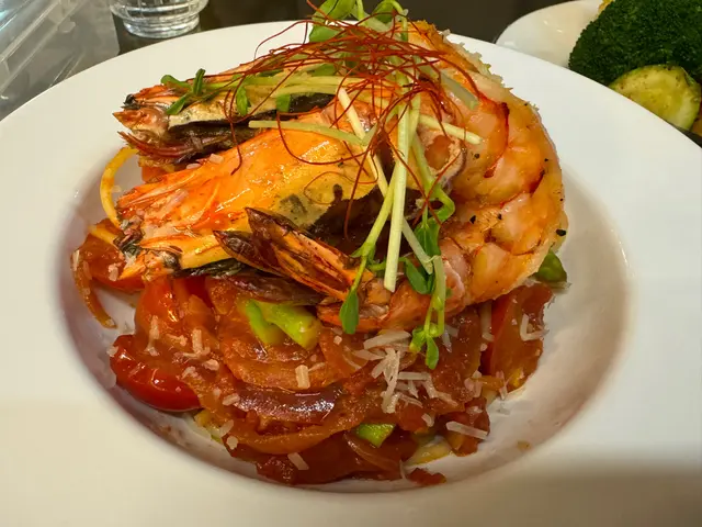 香煎虎蝦配冬蔭蕃茄汁意粉