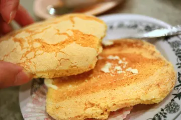 餅身質感似光酥餅+幼砂糖舖面，中間夾鹹奶油