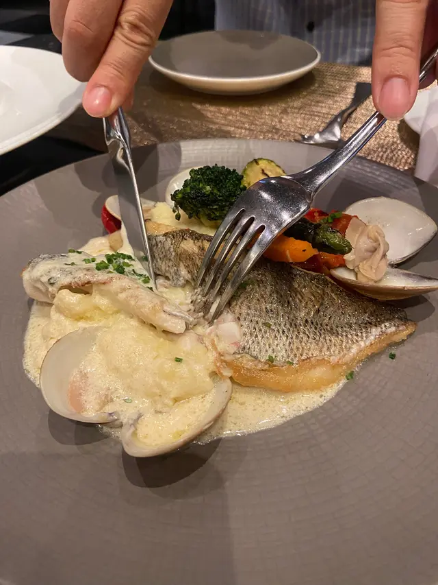 香煎海鱸魚伴蜆肉忌廉汁