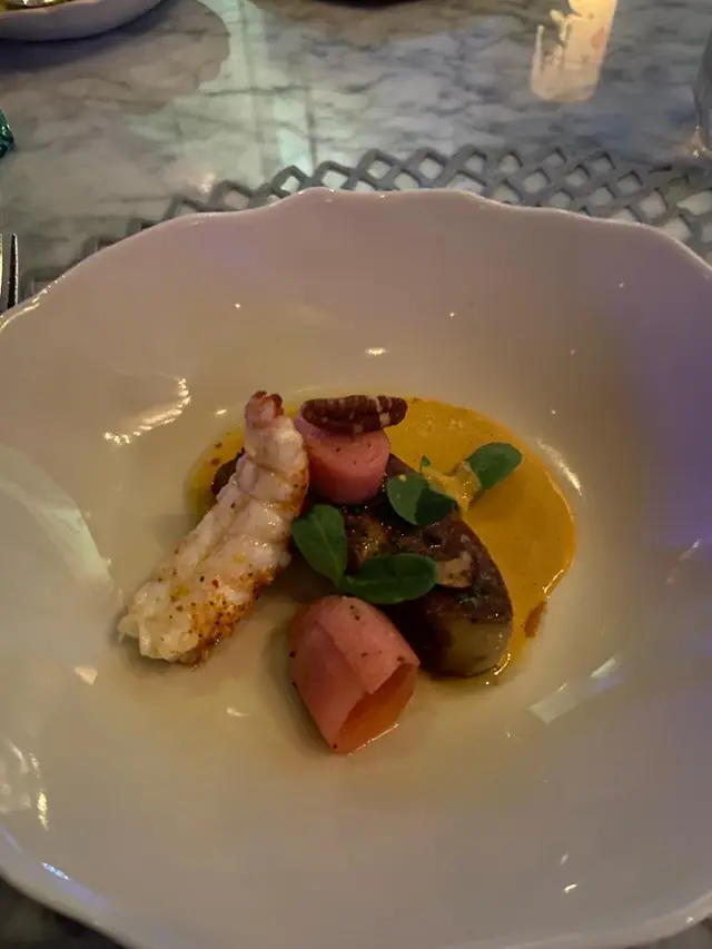 平時不愛吃鵝肝鴨肝之類的，而這個鴨肝有驚喜，外脆內軟，熟度適中，帶有濃郁香氣，入口質感幼滑。
小龍蝦，配菜及醬汁也提升了這菜的層次感。龍蝦的鮮味與鴨肝的味道有意想不到的「和諧感」，粉紅色的「配菜」帶些酸味，吃鴨肝後吃一口能喚醒味蕾，去除油膩感。