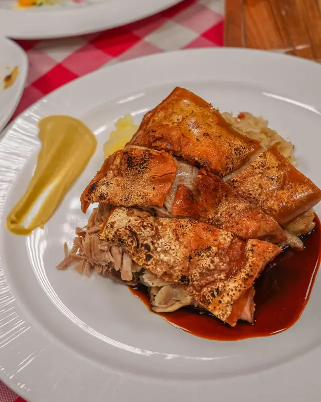 西班牙燒乳豬配薯蓉及酸什菜