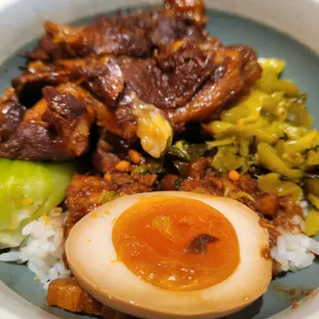 慢煮猪软骨卤肉饭