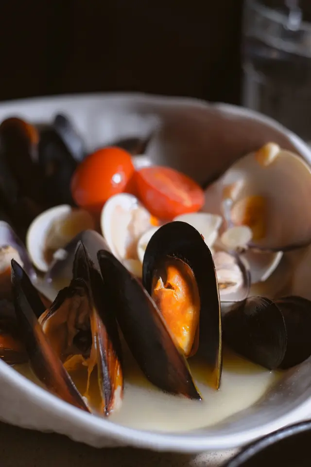 意式蒜香牛油汁配藍青口及蜆