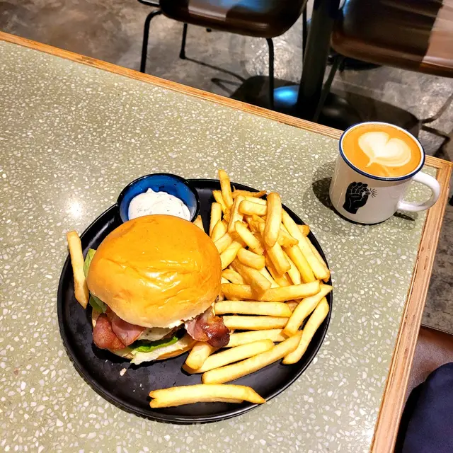 手打安格斯漢堡配薯條