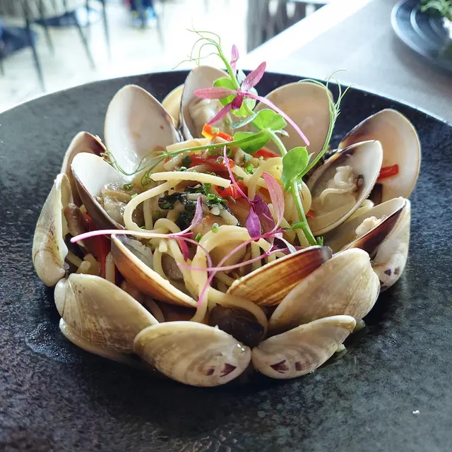 香辣蜆意粉伴白酒汁