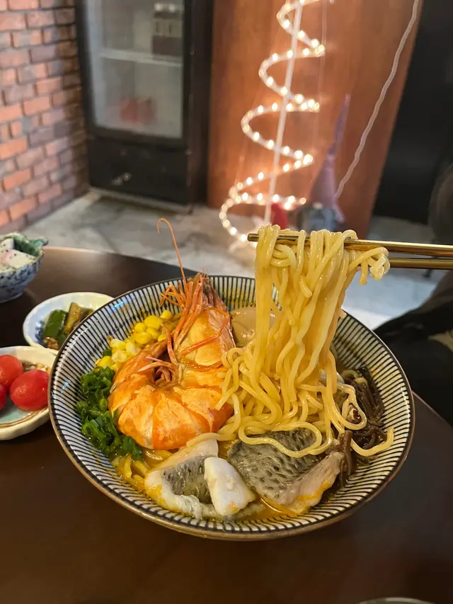 特大海蝦配招牌特濃鮮蝦湯麵