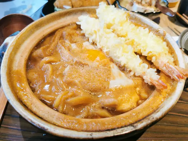 超濃郁味噌煮湯烏冬裡都會加生雞蛋,而生雞蛋放在熱鍋裏很快就變成半熟,吸足了湯汁的麵條裏著軟嫩的雞蛋,吃起來口味更佳