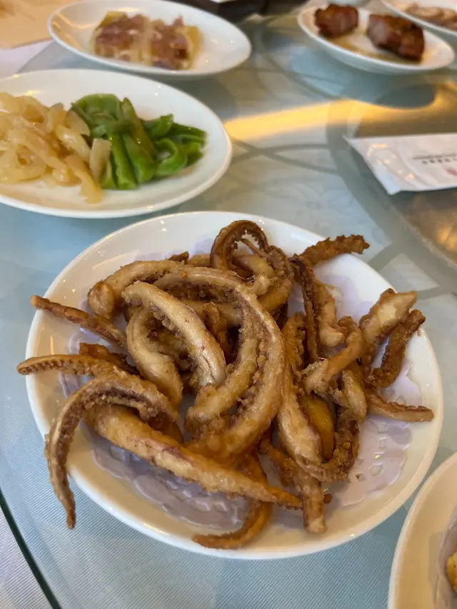 椒鹽欠奉,魷魚鬚粉不厚,不會炸得太乾太韌