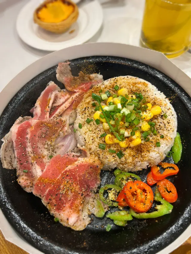 
店員主動幫你撈勻個飯 牛肉幾鮮嫩
原個鐵鑊上 香氣四溢食得好滋味😋