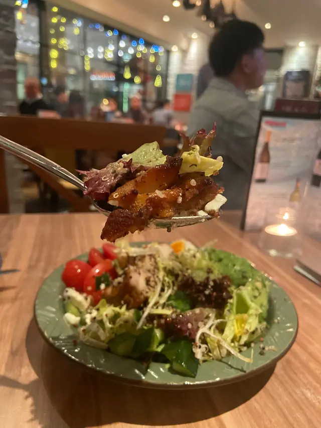 烤雞肉牛油果藜麥沙律碗
