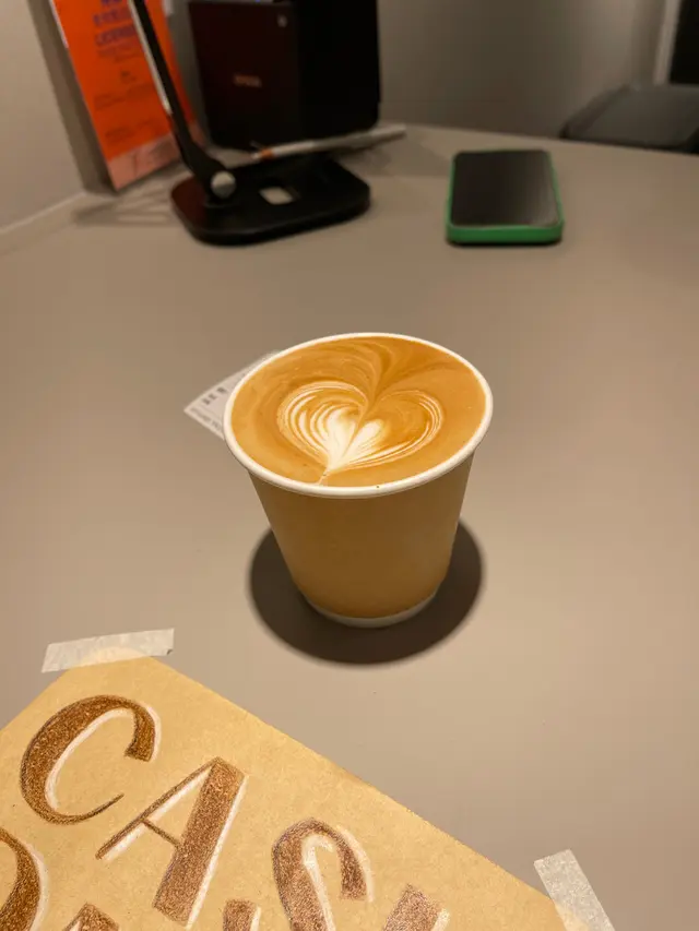 由於keep住唔去最大嗰兩間連鎖，但又癮起要飲番杯，見有間新開就去試下。  一入去就聞到炒豆味，肯自己炒豆通常都對杯啡嘅出品有啲執著。佢地soft opening做緊$25，差不多係精品咖啡店嘅半價。叫左杯Latte，好飲。阿仔眼甘甘咁望住杯啡，佢地送左杯babyccino比佢飲哄到佢勁開心🥰