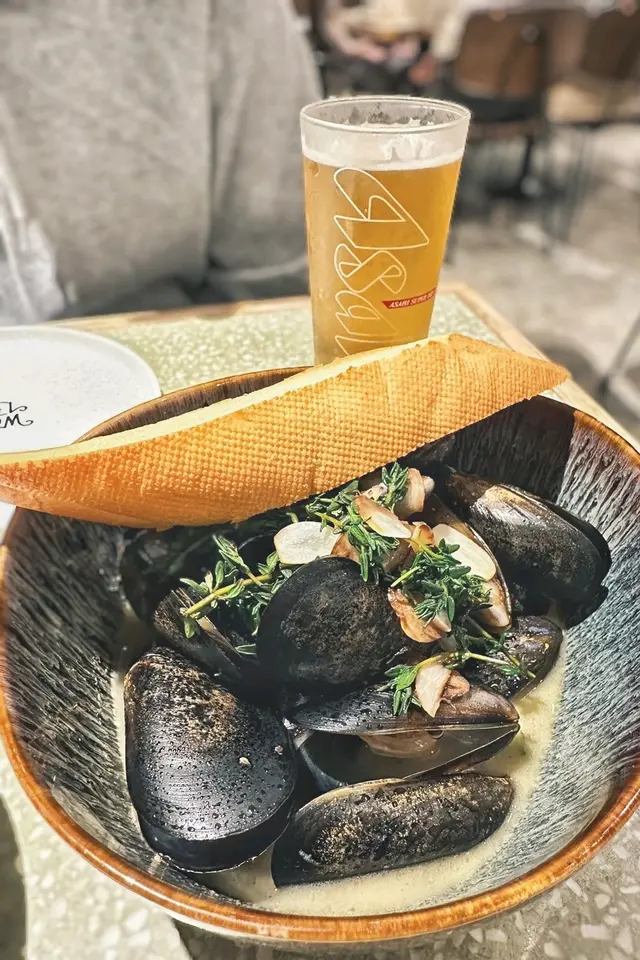 新鮮青口配蒜香白酒牛油汁