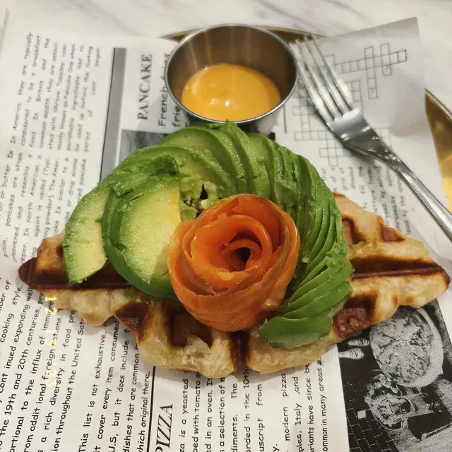 三文魚牛油果窩夫