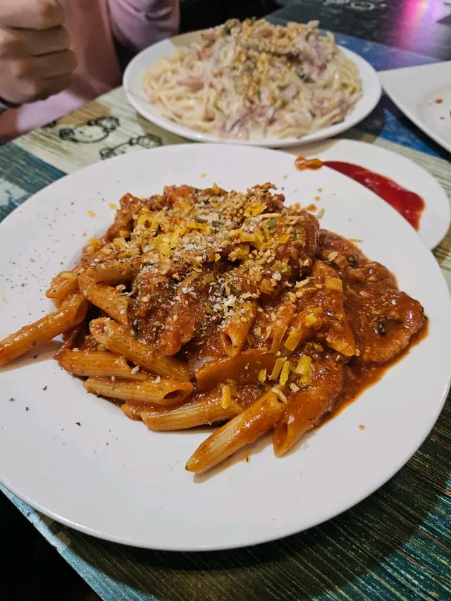 都係嗰句啦超大碟😍,番茄味好濃肉碎多汁多,本身諗住甘平甘太碟應該只係長通粉多,點知煙鴨胸一樣係甘重料,食極都仲有呀😂