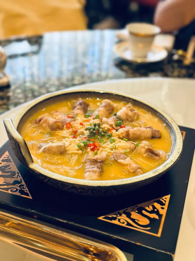 酸湯針菇肥牛卷