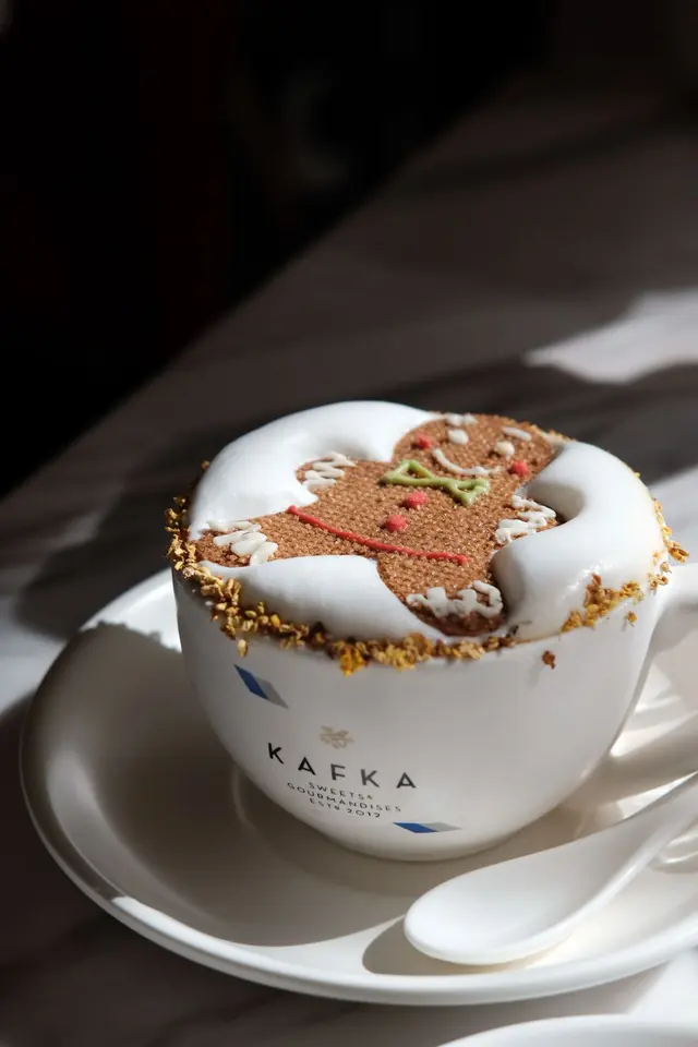 聖誕限定飲品，超可愛！和菜單上的實物圖片一樣，奶泡綿滑幼滑，加上薑餅人和桂花，味道很平衡，喝完感覺暖暖的。