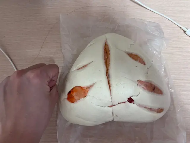 好大一个好好吃！忌廉芝士和玫瑰花瓣的满满内馅真的绝！