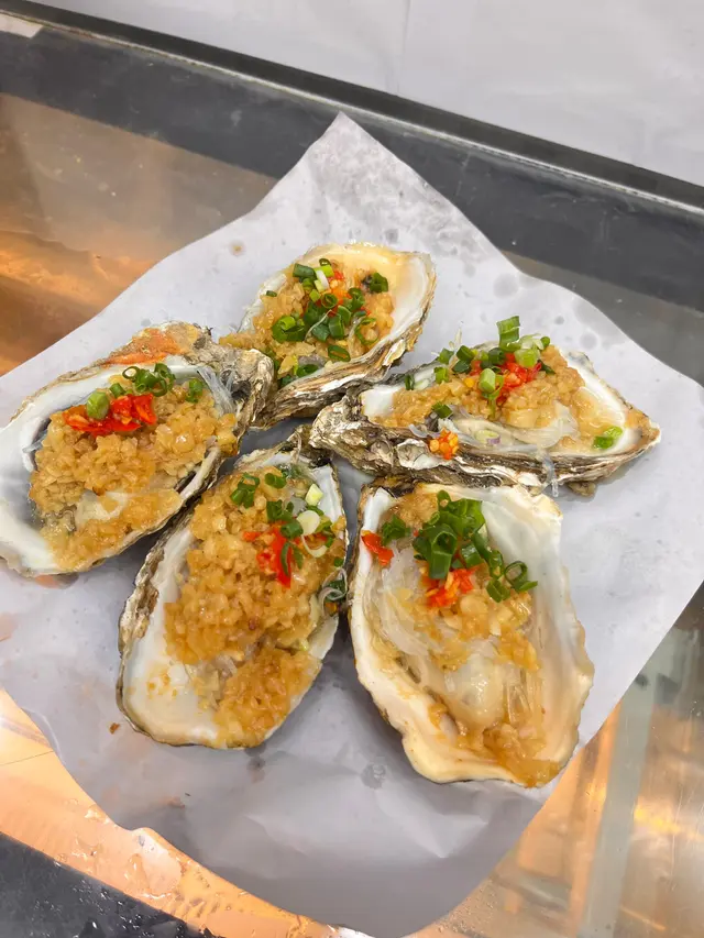 生蠔新鮮，口感飽滿肥美，燒得啱啱好，而且個蒜蓉粉絲超級正，蒜蓉脆卜卜，香噴噴😝