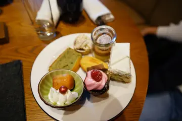 冧酒巴巴蛋糕, 焗玉桂苹果挞, 开心果牛油蛋糕, 柠檬贝壳蛋糕, 朱古力棉花糖杯子蛋糕, 椰子朱古力吉士忌廉(无糖)