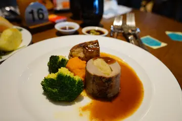 慢烧美国猪柳伴苹果洋葱面包布甸及扒西兰花配西籽红酒汁