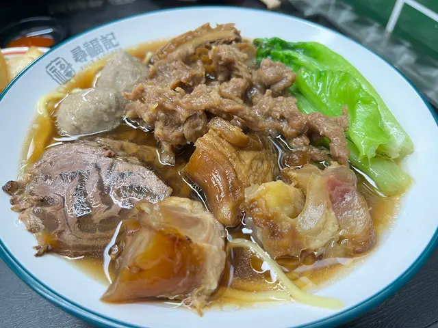 牛五寶麵，泉州牛肉羹湯底，配牛丸、金錢肚、牛展和配牛丸、金錢肚、牛腱和牛筋，