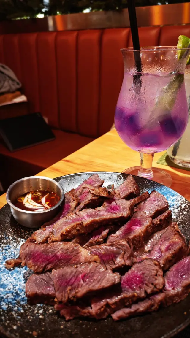 外皮烤得酥脆，肉質嫩腍中帶有咬口，再沾上特製醬汁，會令人一口接一口的停不下來。