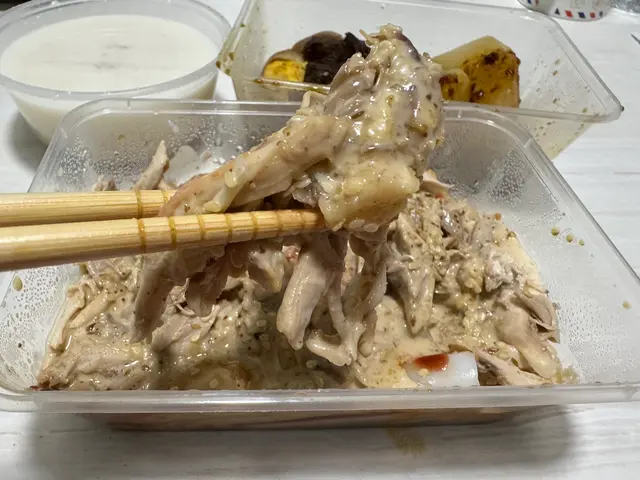 手撕雞肉嫩鹹香