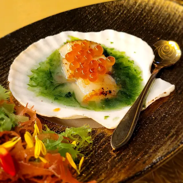 帆立貝配海苔汁及自家醃製三文魚籽