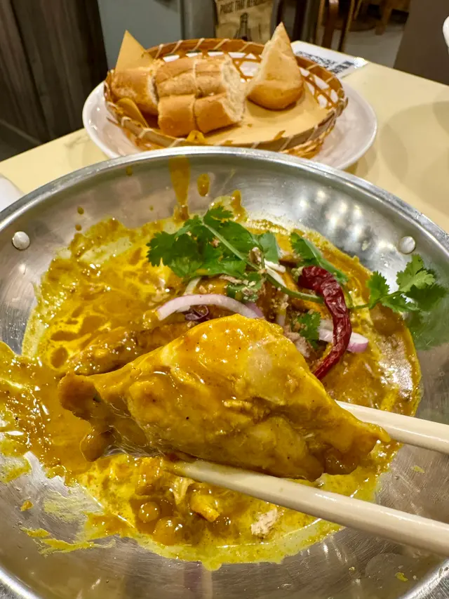 咖哩雞髀扒配法包