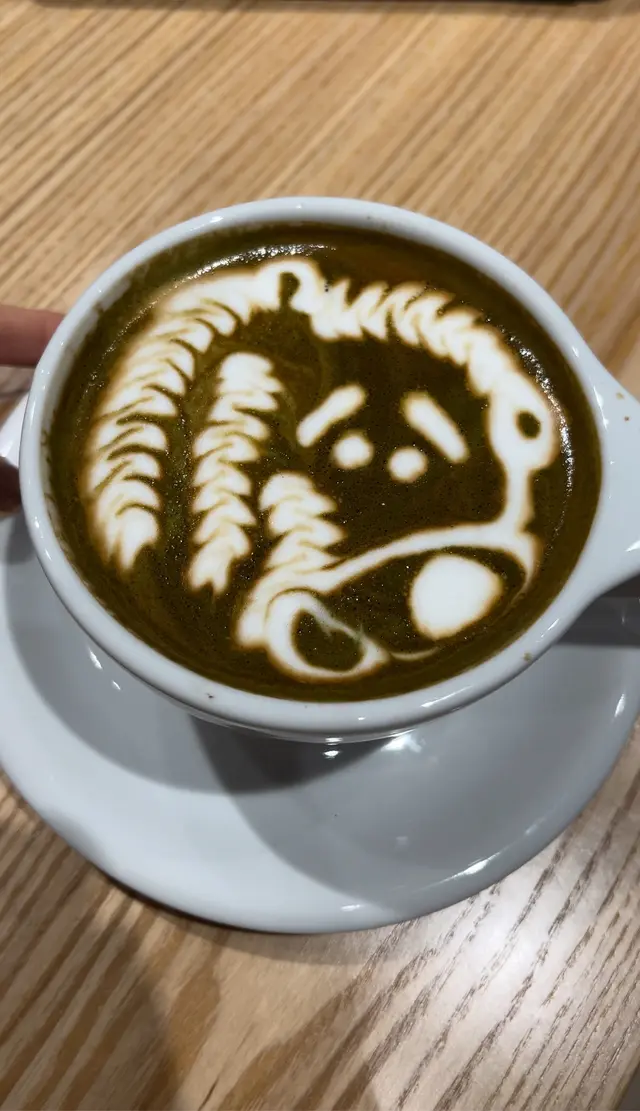 呢款咖啡飲落有濃郁嘅茶香同咖啡濃縮嘅口感 同時加入咗牛奶令到咖啡口感更加順滑 特別欣賞抹茶嘅苦甜同咖啡互相平衡 飲落唔會好甜💚小驚喜嘅係店員睇得出我驚喜熊仔🐻所以特登拉咗個熊仔嘅拉花 非常用心❣️