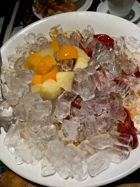 急不及待吃了一半的冰鎮咕嚕肉