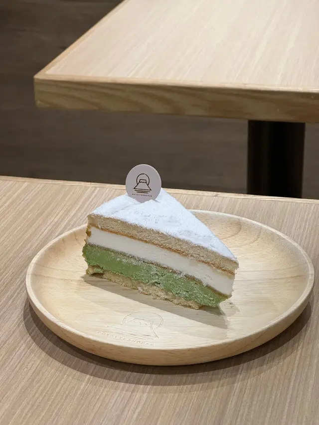 蛋糕層次分明☺️兩層蛋糕夾住一層厚身既芝士mousse同一層開心果mousse
開心果味好出🥹成個蛋糕唔甜唔膩好好食(˶‾᷄ ⁻̫ ‾᷅˵)