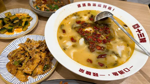 酸菜魚湯底味道香濃,
酸菜的酸味和辣椒的辣味相得益彰,
湯底還帶有一絲微甜,非常開胃