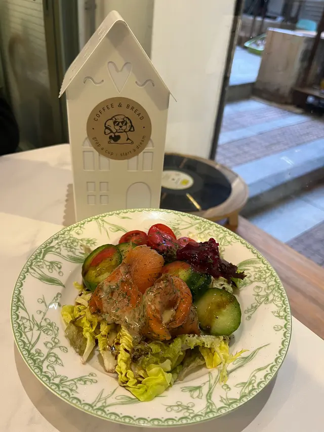 三文魚口感飽滿 味道鮮甜 帶點細微嘅煙熏味 水耕菜伴上蜂蜜醋汁 爽酸解膩 既清新又開胃🤤好少沙律會比咁高嘅評價 但係佢嘅醬汁真係令到沙律味道昇華 唔會單調