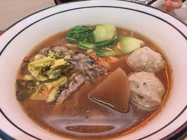 宜蘭紅燒牛腱手工麵