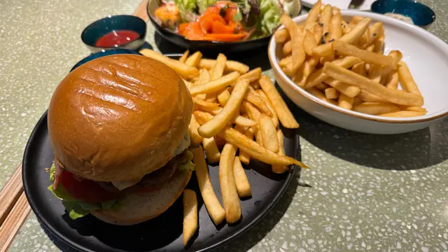 手打安格斯牛肉漢堡配薯條