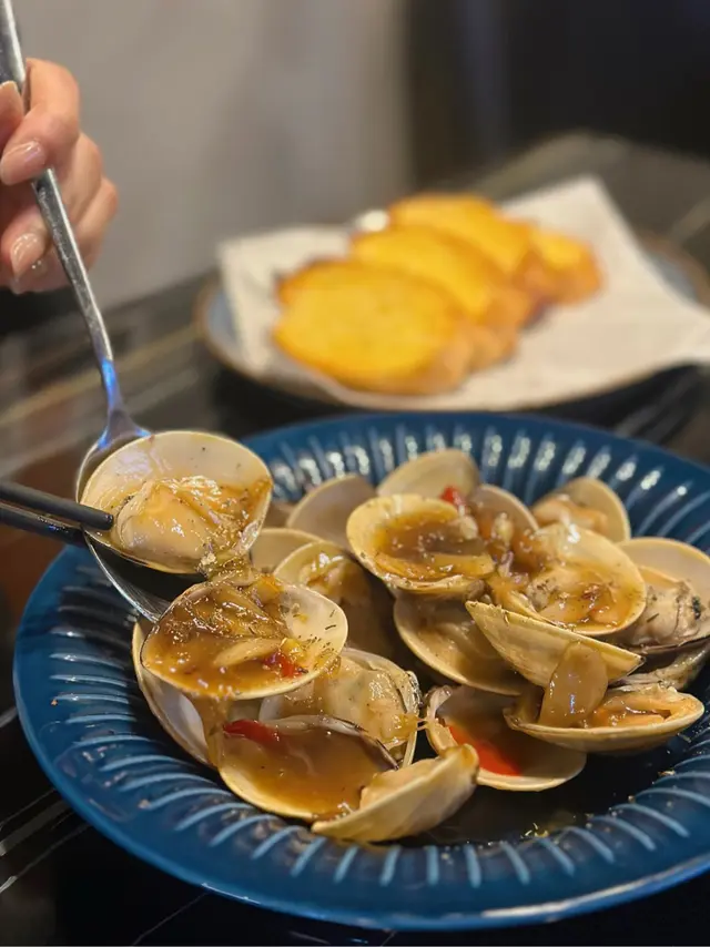 玫瑰酒煮卜卜大蜆配蒜蓉包