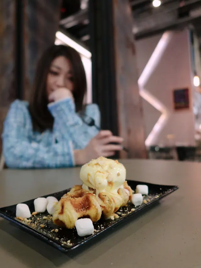 牛角包窩夫配雲呢拿雪糕