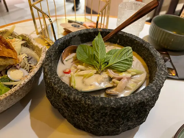 椰汁叻沙葉燴青口伴炸油條