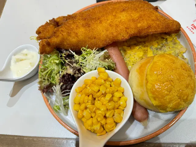 全日早餐（他他醬配炸魚柳）