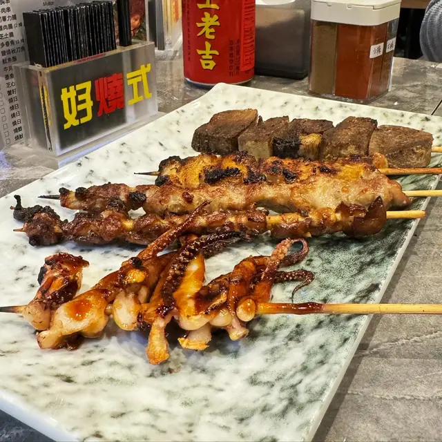 （左）魷魚鬚、羊肉串、雞軟骨、陰功豬、鹽燒牛舌