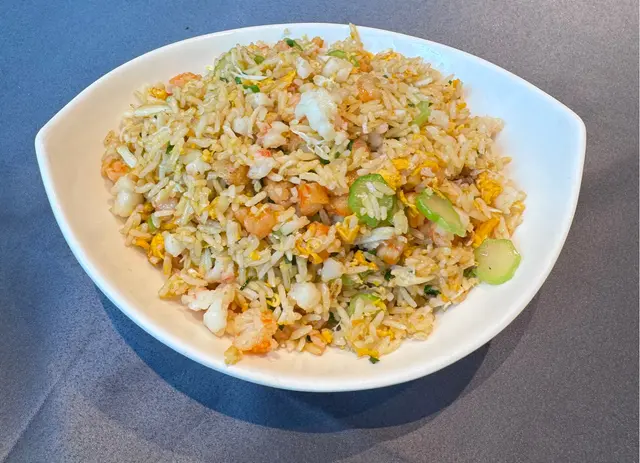 蟹肉鮮蝦蝦乾蝦醬炒飯