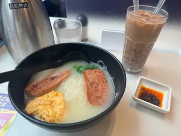 餐蛋米粉配红豆奶茶