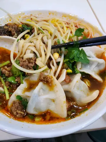 酸辣麵+韭菜餃3隻