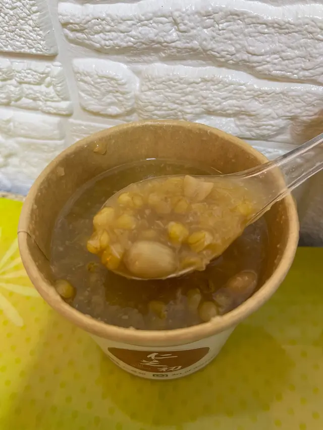 呢款糖水真係必叫👍🏻 好足料 每啖都食到花生🥜糯米同埋麥米 3種材料食落粒粒分明 花生夠多之餘 食落有脆口 增添一份醇厚嘅口感 麥米口感煙韌彈牙 整體糖水綿密香甜 口感豐富 健脾開胃🤤夠晒飽肚😋呢啲咁足料嘅懷舊糖水真係買少見少🥹