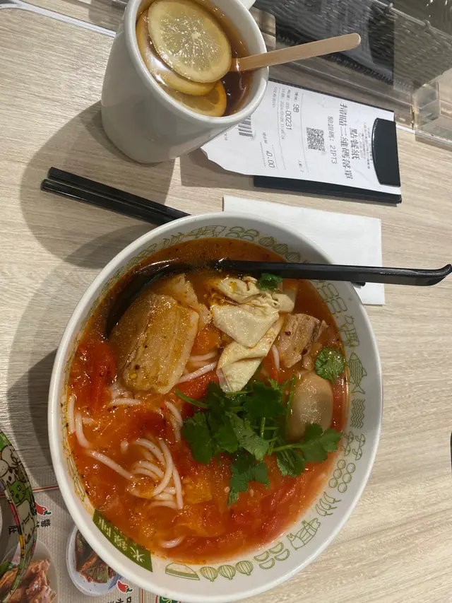 魯蛋腩肉蕃茄麻辣湯米線